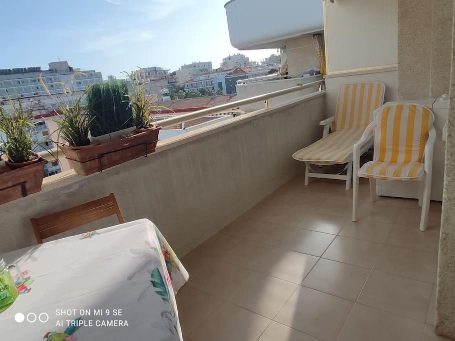 Comfy Apartment In Салоу Екстериор снимка