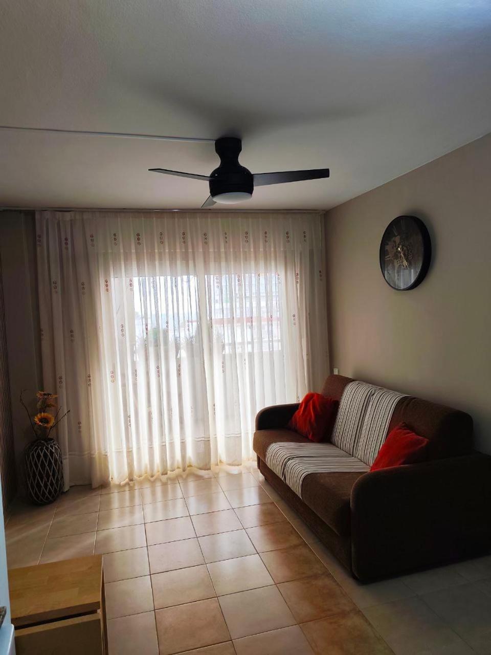 Comfy Apartment In Салоу Екстериор снимка