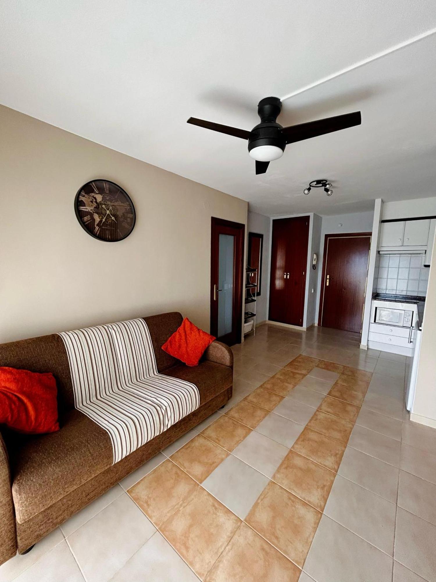 Comfy Apartment In Салоу Екстериор снимка
