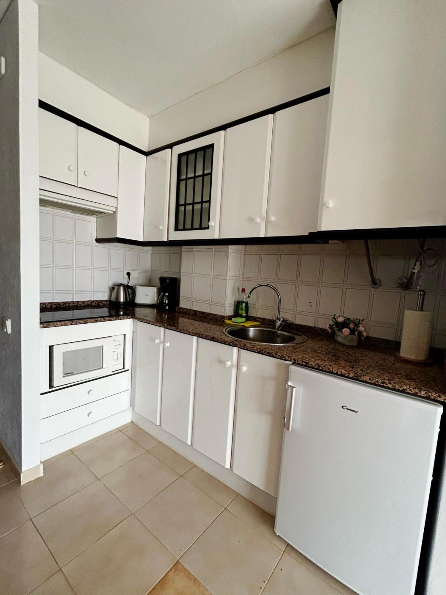 Comfy Apartment In Салоу Екстериор снимка
