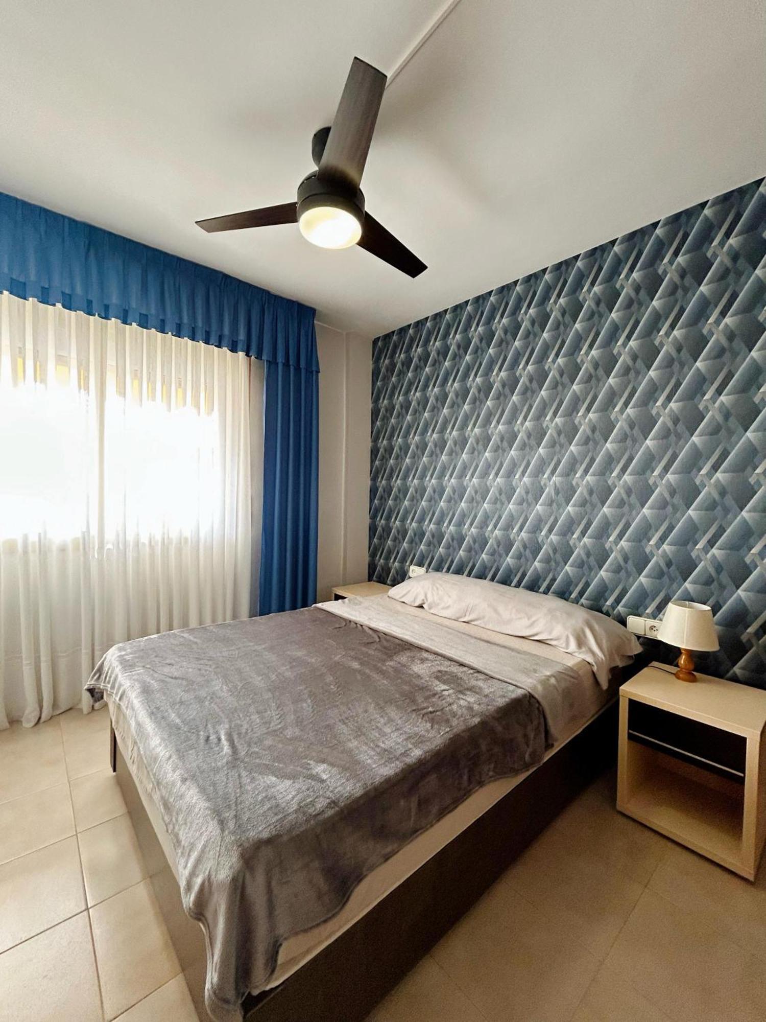 Comfy Apartment In Салоу Екстериор снимка