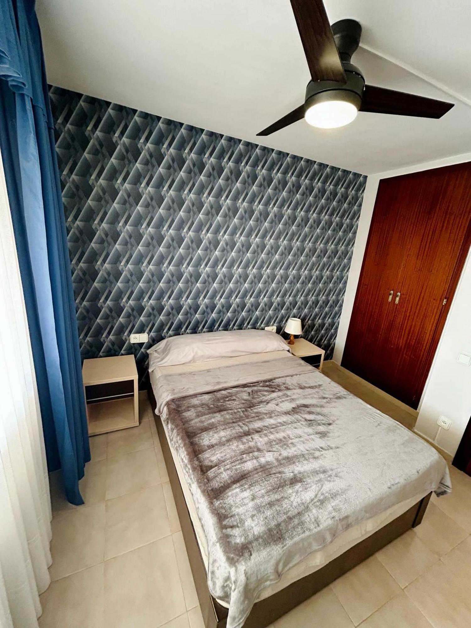 Comfy Apartment In Салоу Екстериор снимка